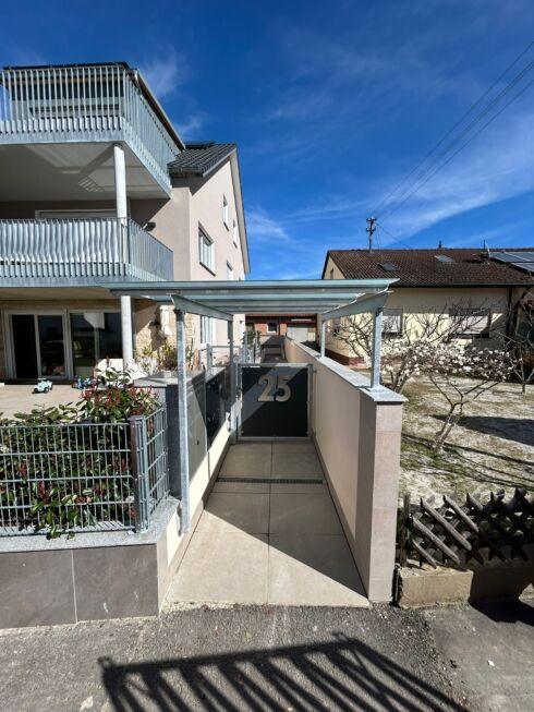 Stahl Überdachung mit Glas über Eingangsbereich und Briefkastenanlage eines Wohnhauses