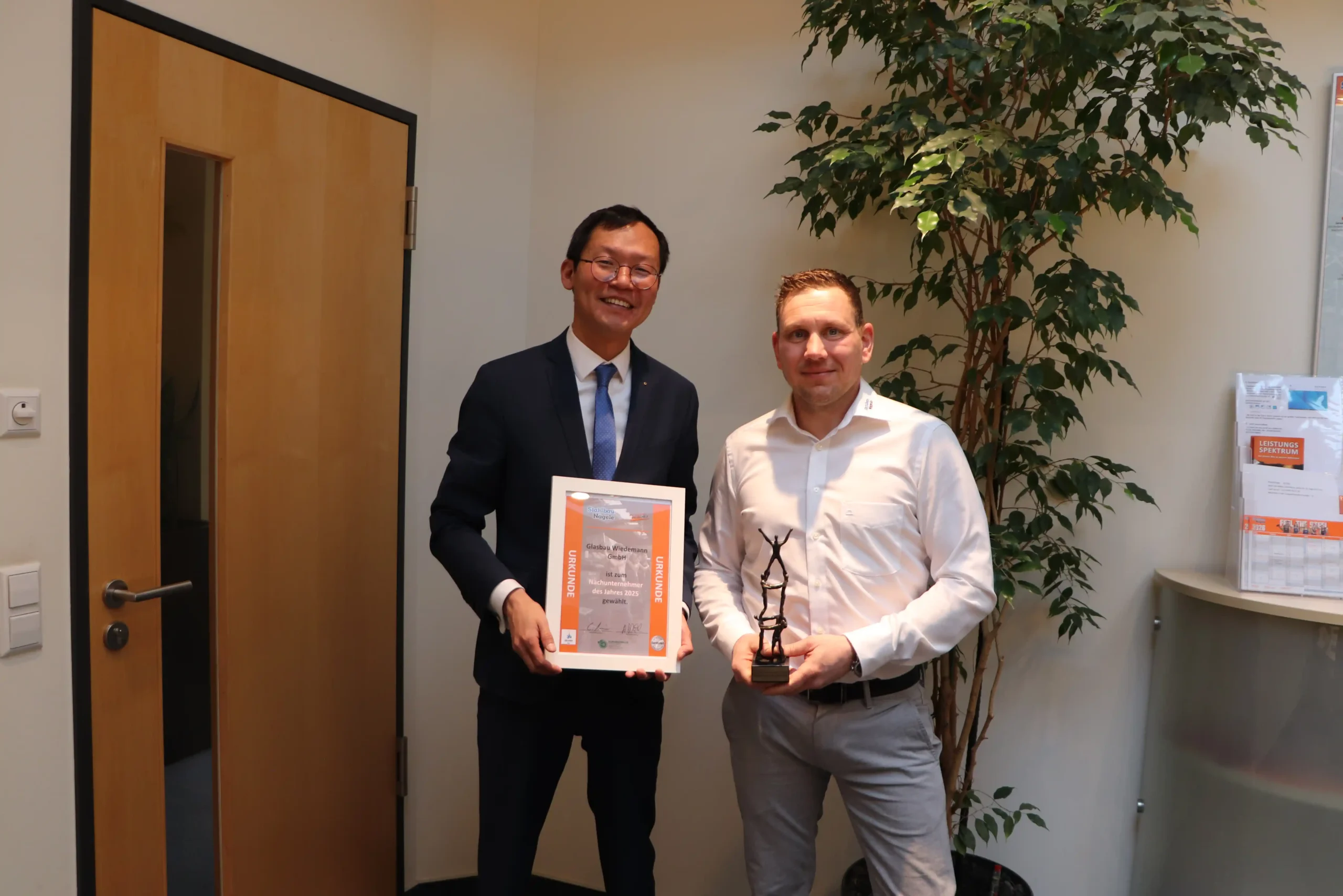 Nachunternehmer des Jahres 2025 Übergabe an Glasbau Wiedemann bei Stahlbau Nägele in Eislingen