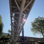 Unteransicht einer modernen Stahlbrücke mit Fachwerk und GFK Belag