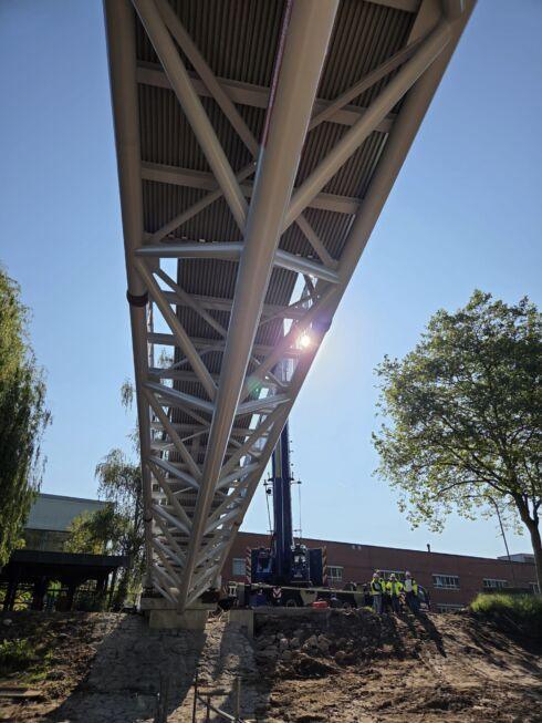 Unteransicht einer modernen Stahlbrücke mit Fachwerk und GFK Belag