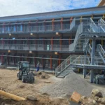 Außentreppe und Fluchtbalkone aus Stahl am Life Campus Hamburg während der Bauphase