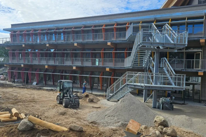 Außentreppe und Fluchtbalkone aus Stahl am Life Campus Hamburg während der Bauphase
