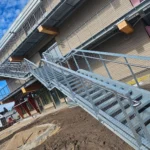 Feuerverzinkte Außentreppe mit Fluchtbalkon und Geländersystem am Life Campus Hamburg