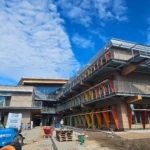 Gesamtansicht des Life Campus Hamburg mit Außentreppen, Fluchtbalkonen und architektonischen Stahlkonstruktionen