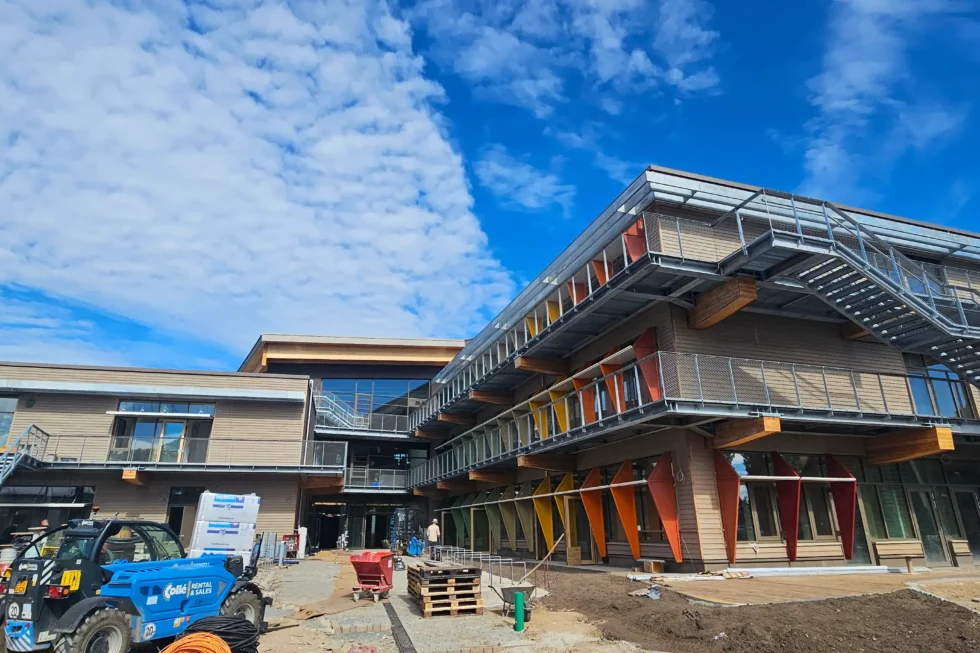 Gesamtansicht des Life Campus Hamburg mit Außentreppen, Fluchtbalkonen und architektonischen Stahlkonstruktionen