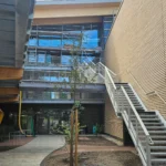 Feuerverzinkte Außentreppe mit Fluchtbalkon am Life Campus Hamburg zwischen zwei Gebäudeteilen