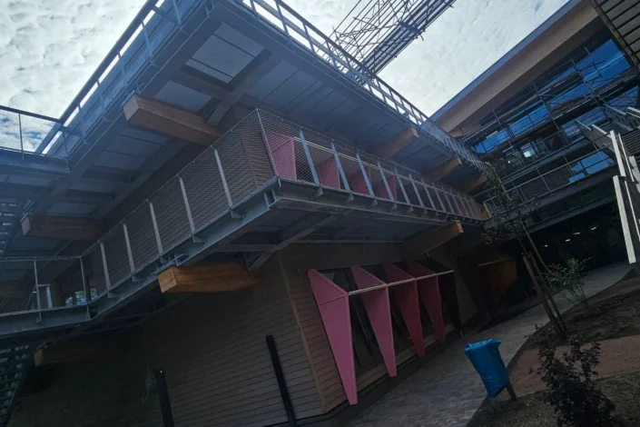 Fluchtbalkon und Außentreppe aus Stahl am Life Campus Hamburg mit Geländerkonstruktionen und Gitterrostbelägen