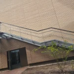 Feuerverzinkte Stahlrampe mit Geländersystem am Life Campus Hamburg als barrierefreie Erschließung