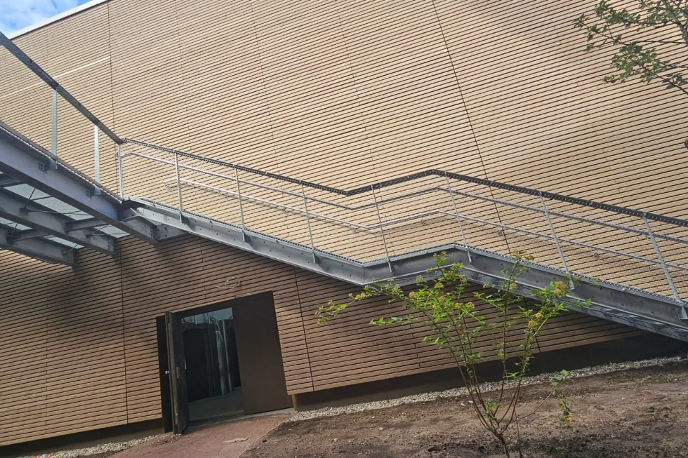 Feuerverzinkte Stahlrampe mit Geländersystem am Life Campus Hamburg als barrierefreie Erschließung