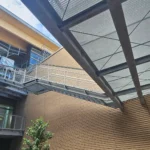 Feuerverzinkter Verbindungssteg aus Stahl mit Geländersystem am Life Campus Hamburg