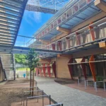 Fluchtbalkone und Verbindungsstege aus Stahl am Life Campus Hamburg mit farbigen Fassadenelementen