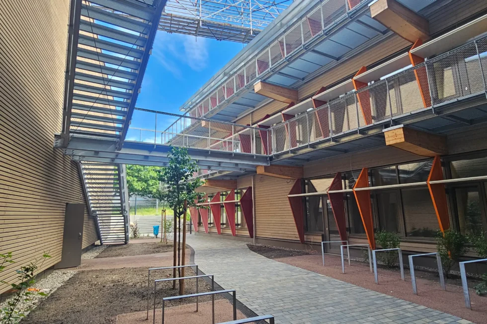 Fluchtbalkone und Verbindungsstege aus Stahl am Life Campus Hamburg mit farbigen Fassadenelementen