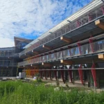 Gesamtansicht des Life Campus Hamburg mit Fluchtbalkonen, Außentreppen und architektonischen Stahlkonstruktionen