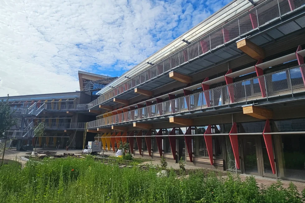 Gesamtansicht des Life Campus Hamburg mit Fluchtbalkonen, Außentreppen und architektonischen Stahlkonstruktionen