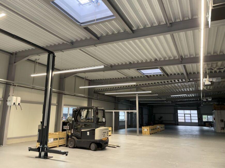 Innenansicht einer modernen Lager und Werkstatthalle mit Stahlkonstruktion, LED Beleuchtung und Dachlichtkuppeln