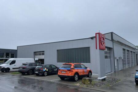 Werkstatt und Lagerhalle in moderner Stahlbauweise mit Sektionaltoren und Profilitfassade