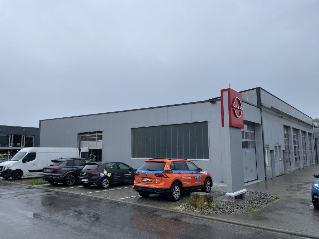 Werkstatt und Lagerhalle in moderner Stahlbauweise mit Sektionaltoren und Profilitfassade
